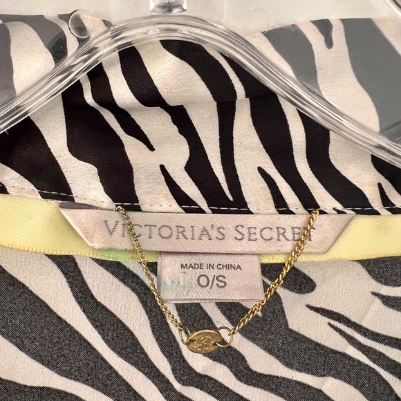 Victoria's Secret Zebra Shorty Kimono style robe Black White Poly Silk ONE SIZE - Picture 2 of 11